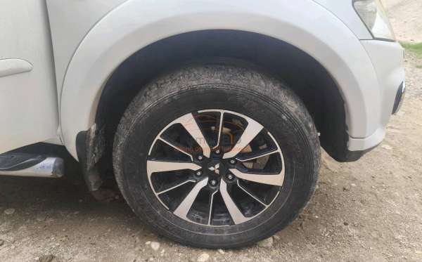 MITSUBISHI PAJERO SPORT 2.5 HP-E (4X2)