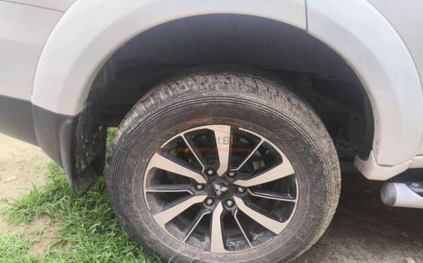 MITSUBISHI PAJERO SPORT 2.5 HP-E (4X2)