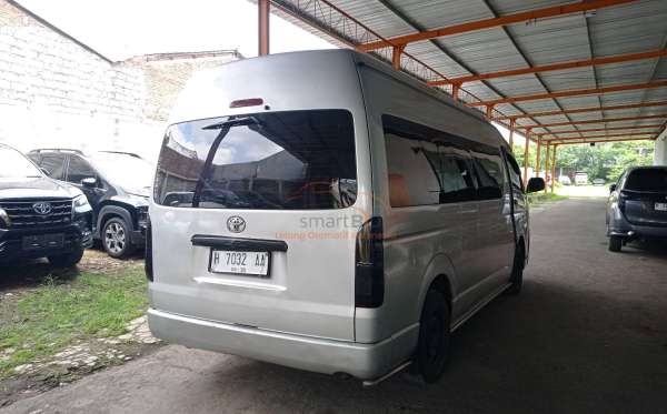 TOYOTA HI ACE COMMUTER