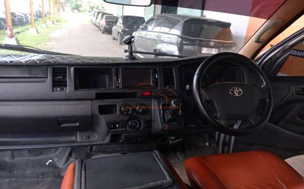 TOYOTA HI ACE COMMUTER