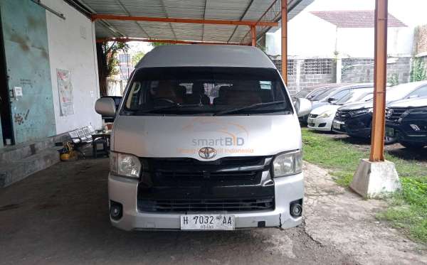 TOYOTA HI ACE COMMUTER