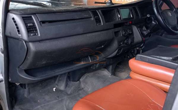 TOYOTA HI ACE COMMUTER