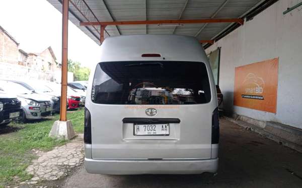 TOYOTA HI ACE COMMUTER