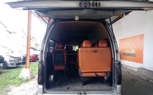 TOYOTA HI ACE COMMUTER