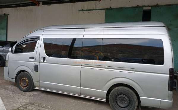 TOYOTA HI ACE COMMUTER