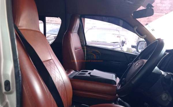 TOYOTA HI ACE COMMUTER