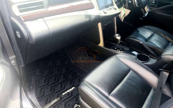 TOYOTA INNOVA VENTURER