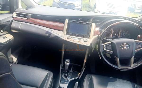 TOYOTA INNOVA VENTURER