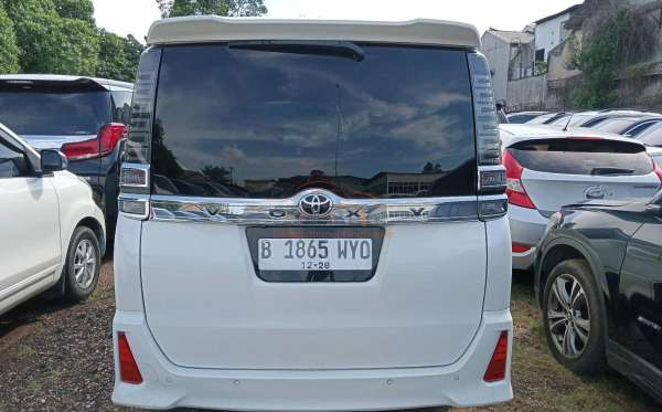 TOYOTA VOXY 2.0 AT