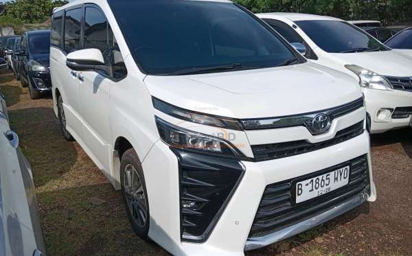 TOYOTA VOXY 2.0 AT