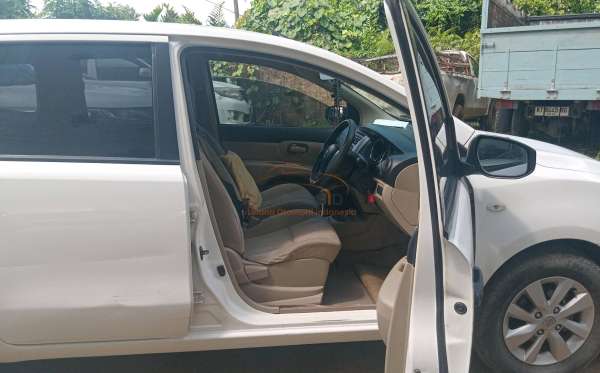 NISSAN  GRAND LIVINA  1.5 SV