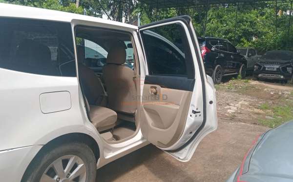 NISSAN  GRAND LIVINA  1.5 SV