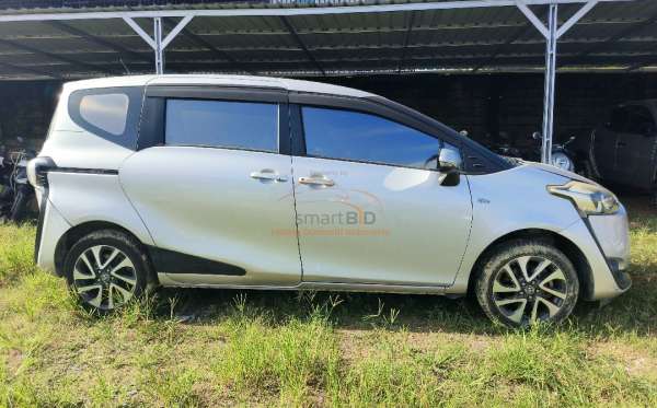 TOYOTA SIENTA 1.5V