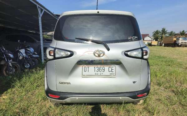 TOYOTA SIENTA 1.5V