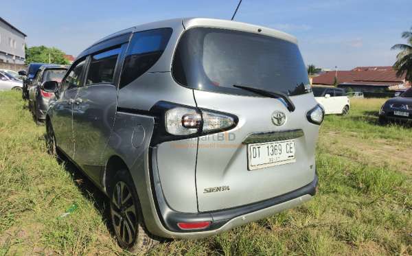 TOYOTA SIENTA 1.5V