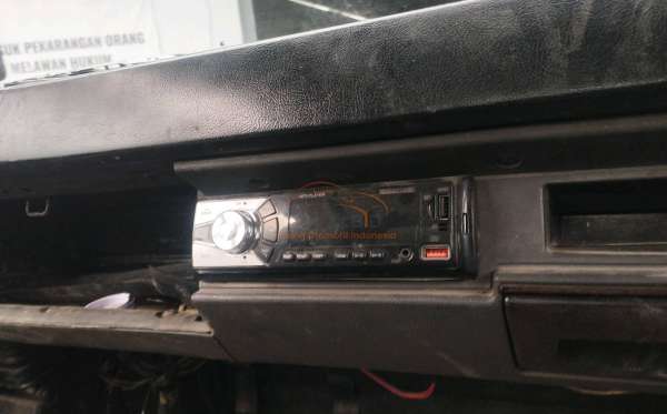 MITSUBISHI  L 300  PU