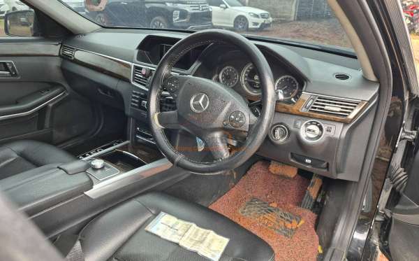 MERCEDES BENZ E 200