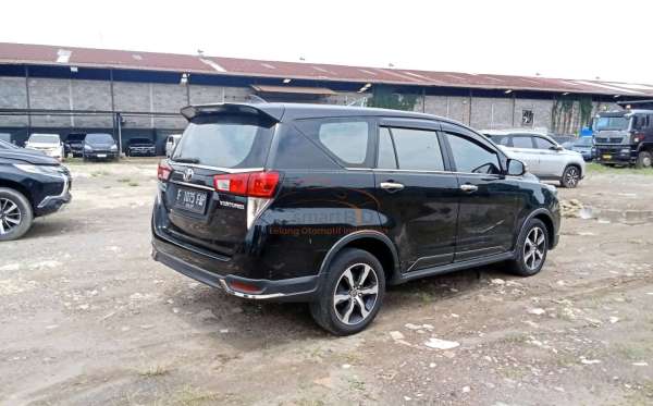 TOYOTA INNOVA VENTURER