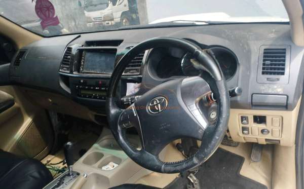 TOYOTA FORTUNER 2.5G AT