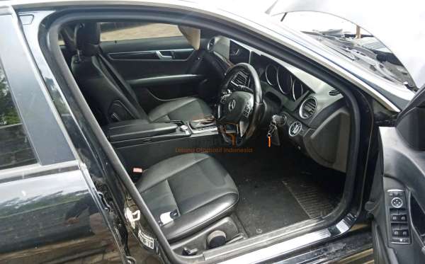 MERCEDES BENZ  C 200