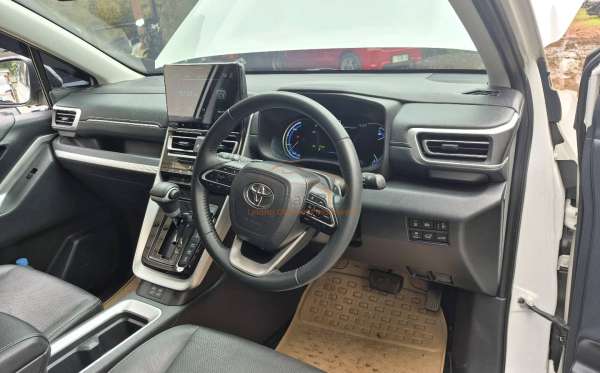 TOYOTA INNOVA ZENIX Q