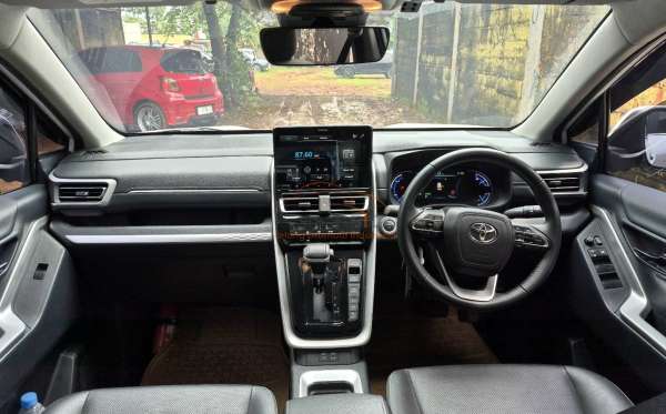 TOYOTA INNOVA ZENIX Q