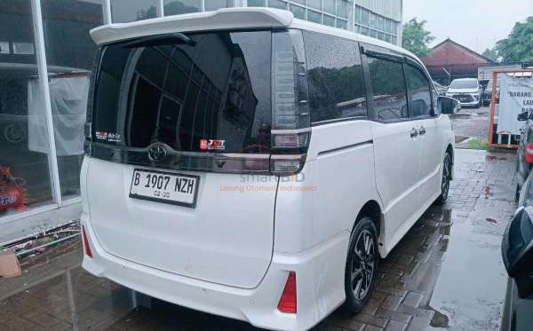 TOYOTA VOXY 2.0 AT