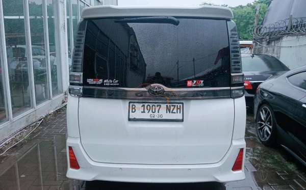 TOYOTA VOXY 2.0 AT
