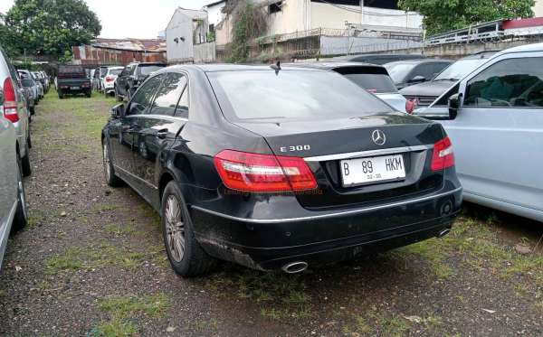 MERCEDES BENZ E 300 CKD AT