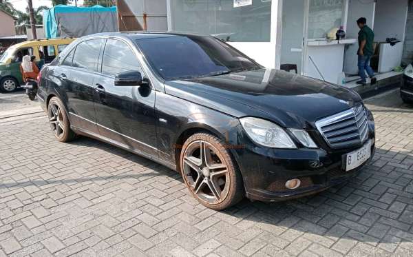 MERCEDES BENZ E 200