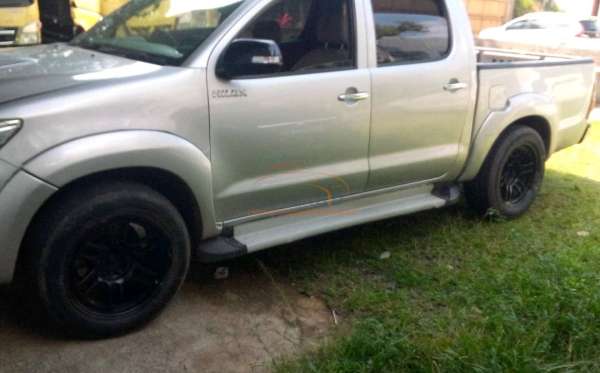 TOYOTA HILUX DOUBLE CABIN