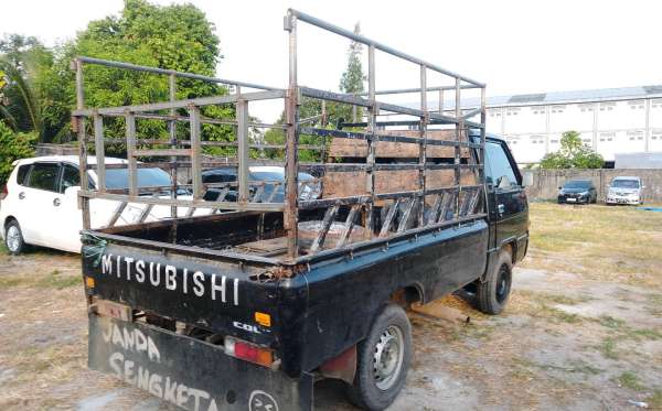 MITSUBISHI  L 300  PU