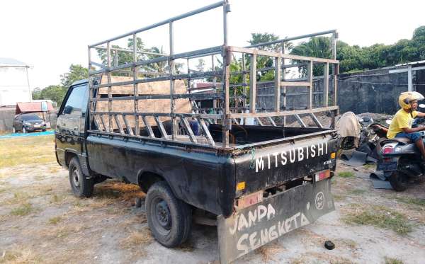 MITSUBISHI  L 300  PU