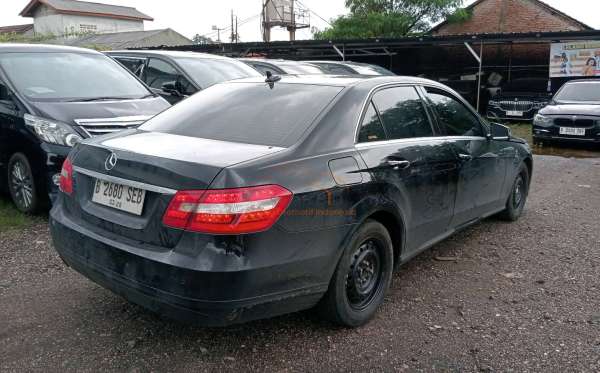 MERCEDES BENZ E 200