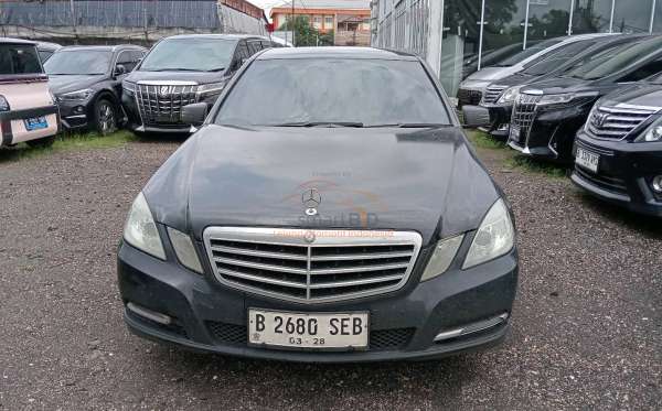 MERCEDES BENZ E 200
