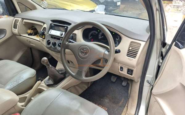 TOYOTA INNOVA G