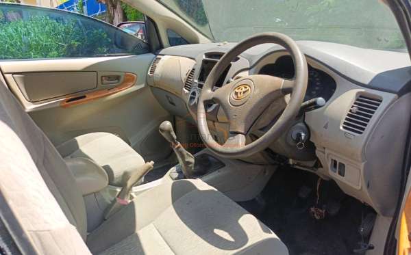 TOYOTA KIJANG INNOVA E