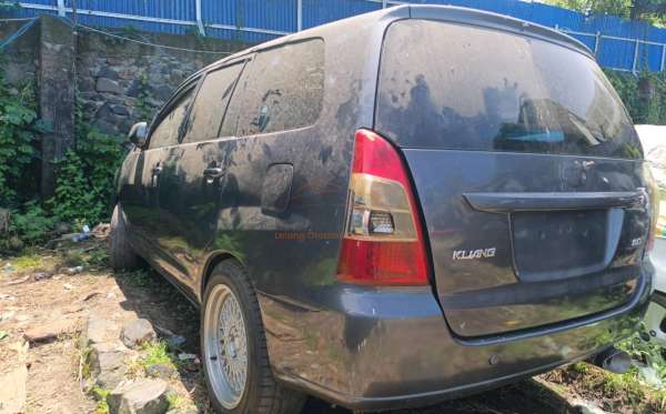 TOYOTA KIJANG INNOVA E