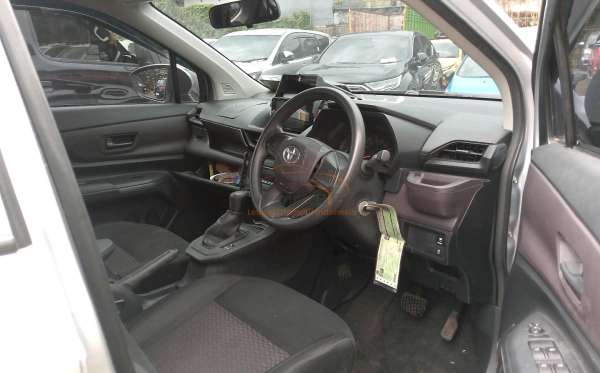 TOYOTA AVANZA E