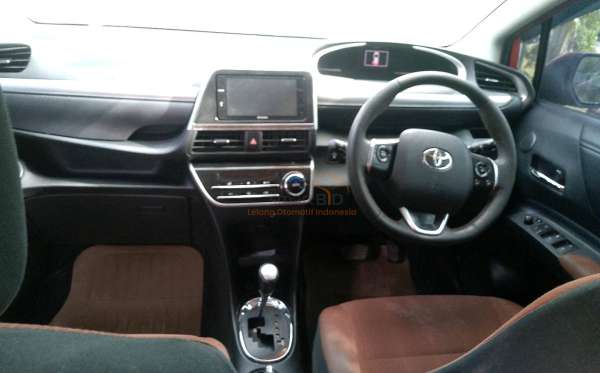 TOYOTA  SIENTA  1.5 Q