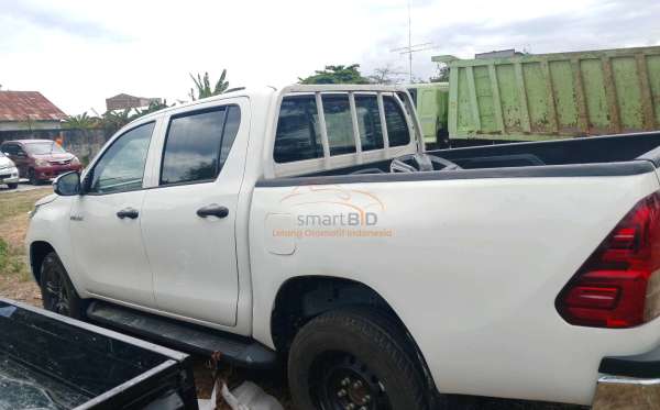 TOYOTA HILUX 2.4G DC