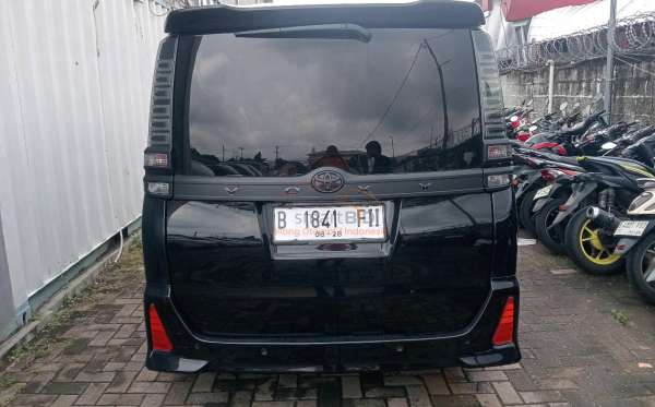TOYOTA VOXY 2.0 AT