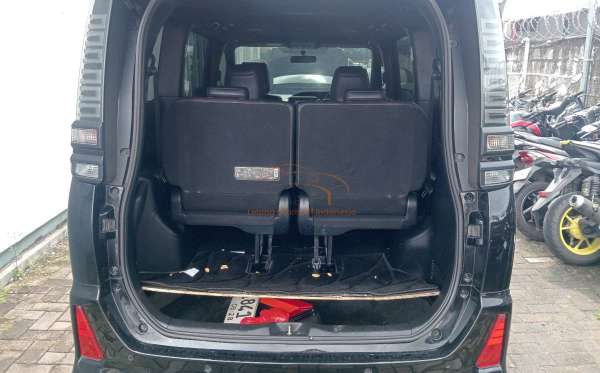 TOYOTA VOXY 2.0 AT