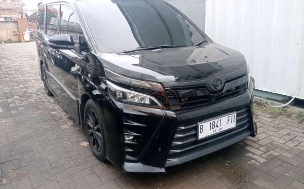 TOYOTA VOXY 2.0 AT