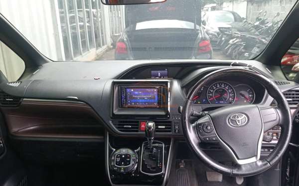 TOYOTA VOXY 2.0 AT