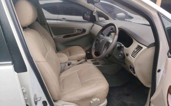 TOYOTA INNOVA 2.0 V