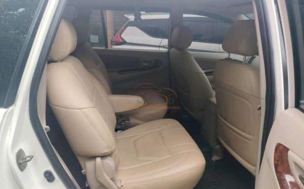 TOYOTA INNOVA 2.0 V