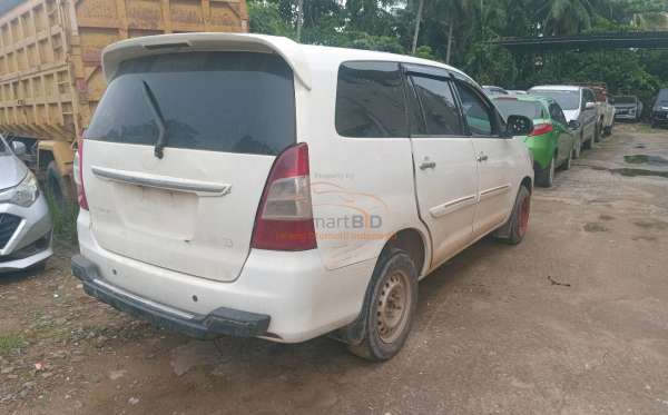 TOYOTA INNOVA