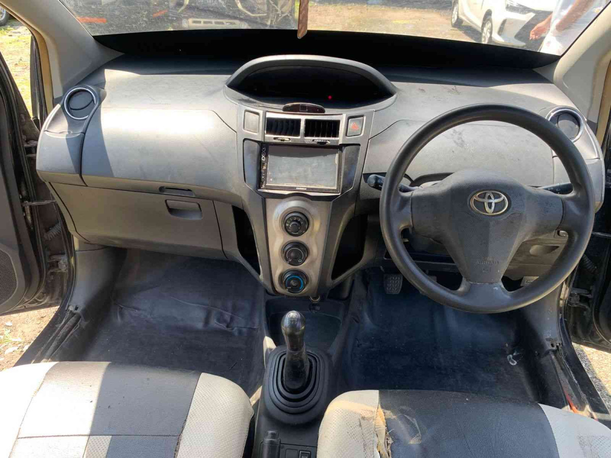 TOYOTA YARIS YARIS E
