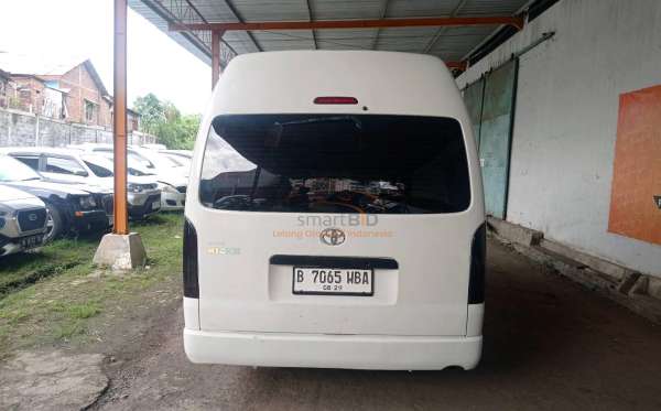 TOYOTA HI ACE COMMUTER